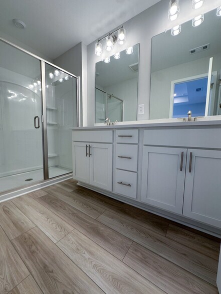 Building Photo - 483 Crown Dr