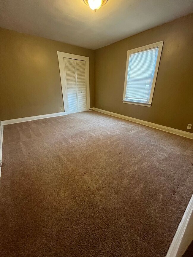 Building Photo - Updated 2 Bedroom 1 Bath Convenient Shively location