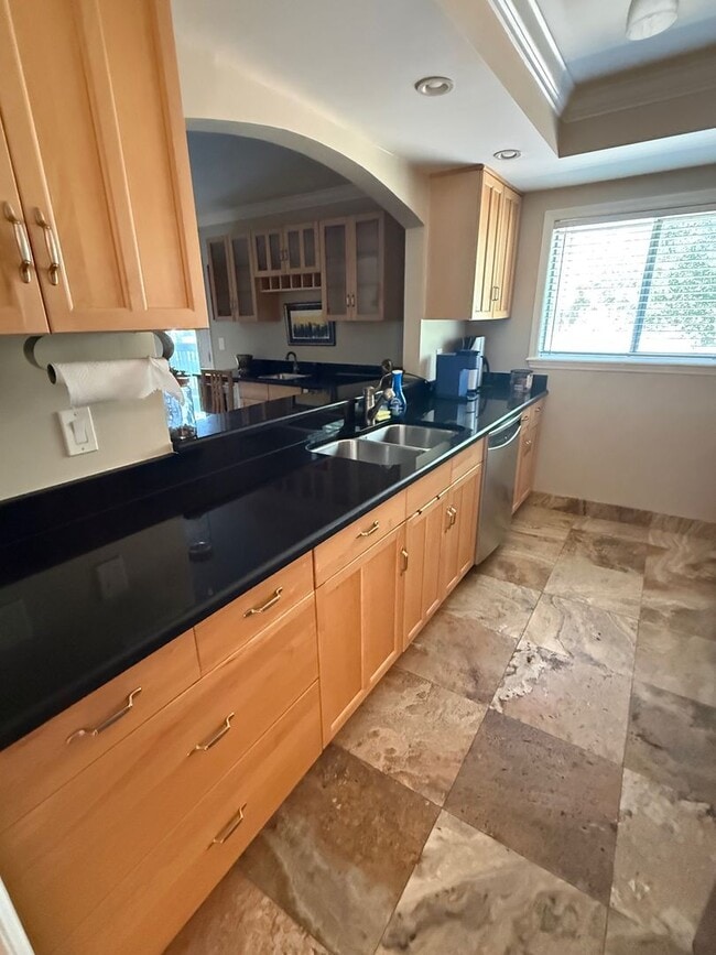Building Photo - Beautiful 2BR/2BA Condo Centrally located in Sarasota!