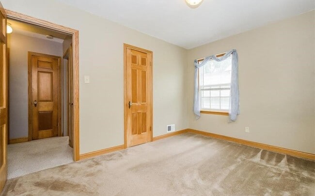 Building Photo - 3 Bedroom/1.5 Bathroom House - Available August 1st, 2025!