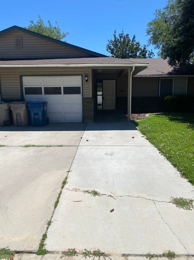 Building Photo - Ready first of June / 3 bedroom 2 bathroom...
