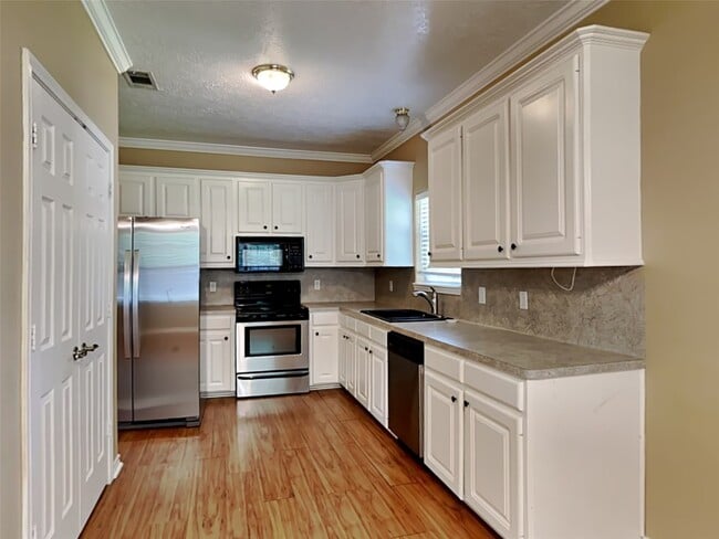 Building Photo - 906 Crystal River