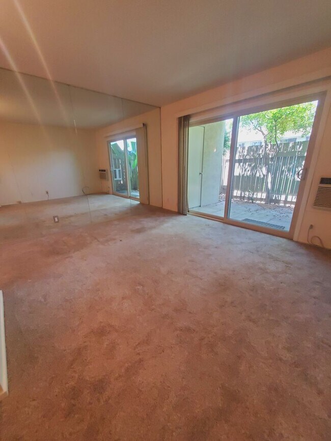 Building Photo - Tasteful Single Story Condo 1bd/1ba - Grea...