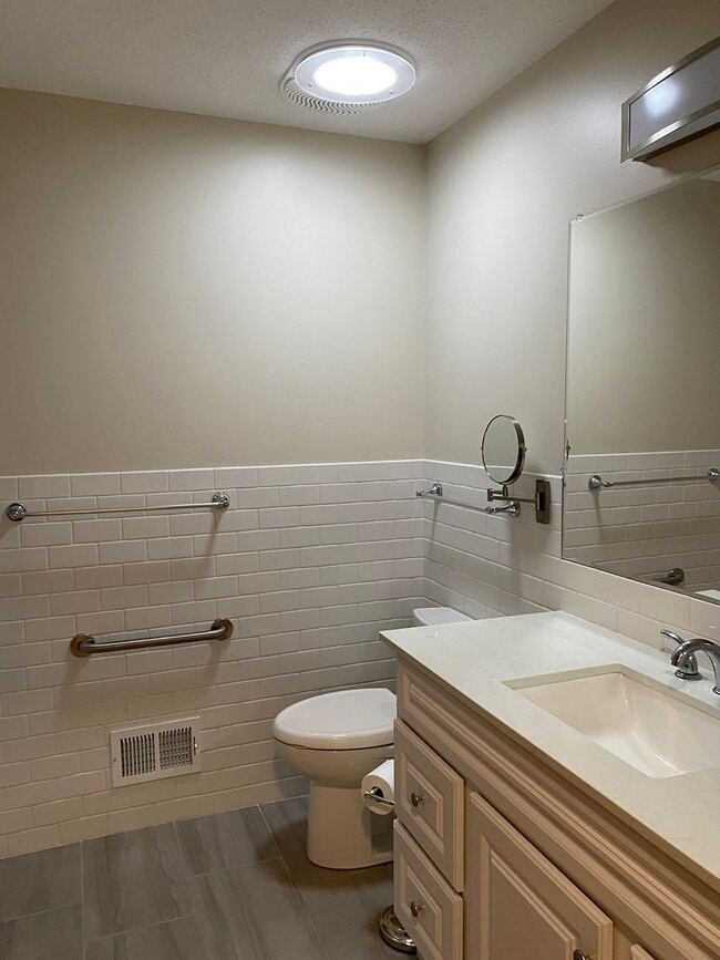 Building Photo - Beautifully Remodeled 4 Bedroom