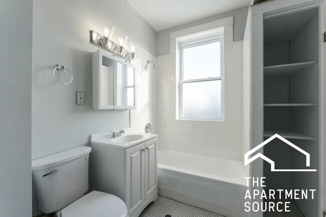 Building Photo - 2042 W Armitage Ave