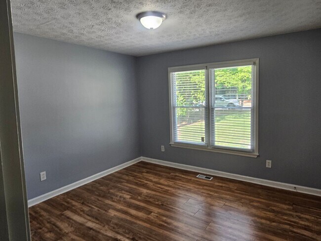 Building Photo - 3 bedroom 2 bath home with basement