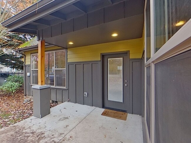 Building Photo - Newer Duplex Near Autzen Stadium - 3Bed/2Bath Home!