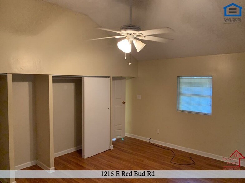 Building Photo - 1215 E Red Bud Rd
