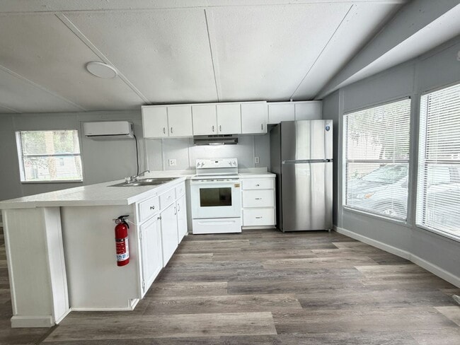 Building Photo - 11240 N Northwood Dr
