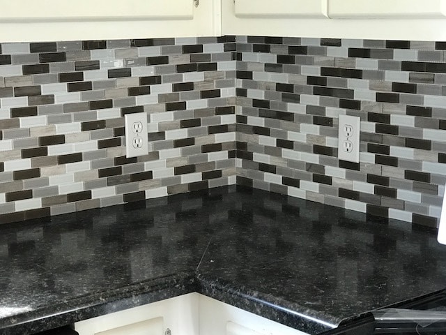 Building Photo - Convenient Location to Hulrburt Field