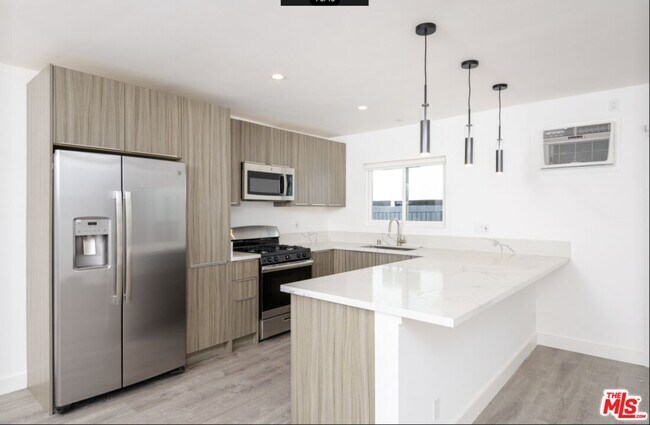 Primary Photo - 1261 Laurel Ave