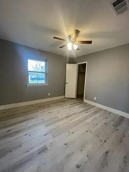 Building Photo - Room in House on Springhill Dr
