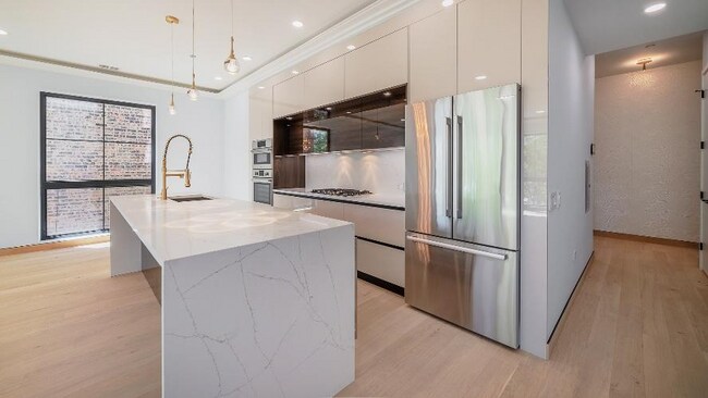 Building Photo - 2024 W Irving Park Rd