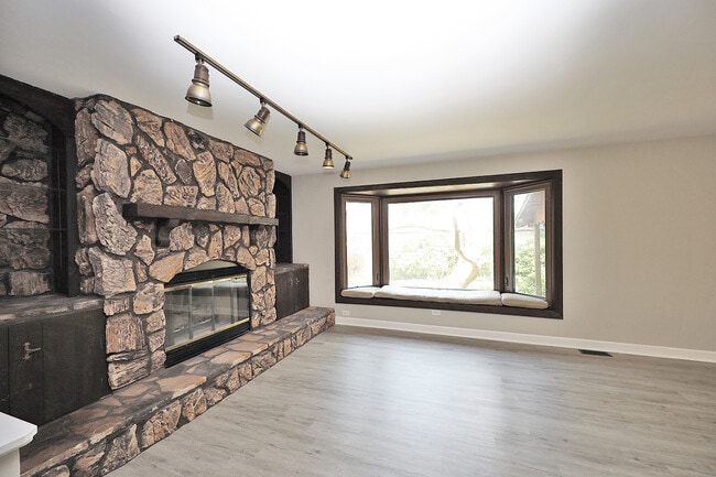 Building Photo - 661 Sycamore Dr