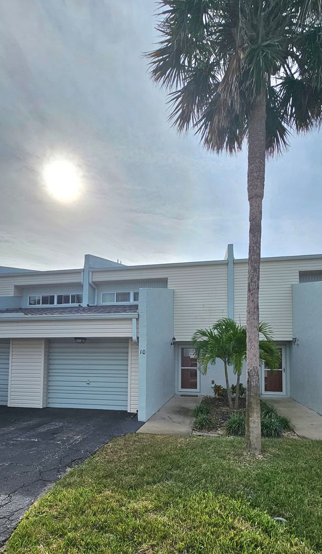 Building Photo - Indian Harbor Beach- 2 Story Townhome