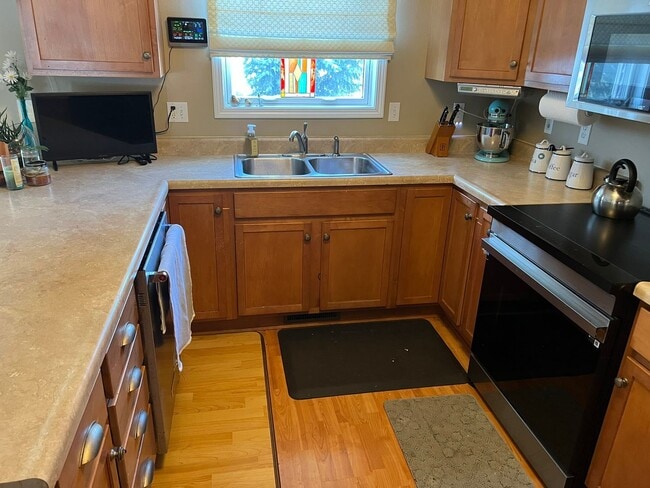 Building Photo - Great family home next door to Edwards Elementary in west Ames-4 bedroom 3 1/2 baths, 2 car garag...