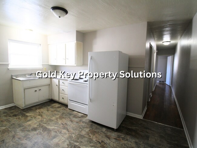 Building Photo - 2418-2418 1/2 Central Ave Anderson, IN 46016