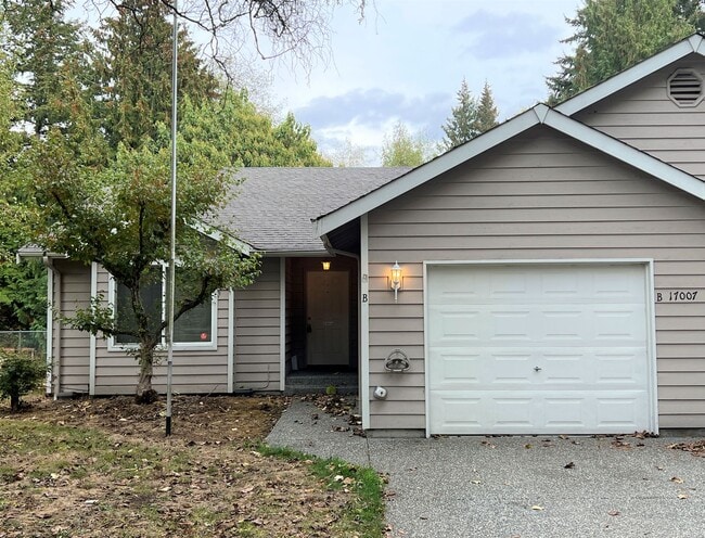 Primary Photo - Single Story 2 Bdrm Duplex - Avail Now!