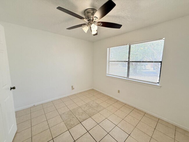 Building Photo - 206 Jason Dr