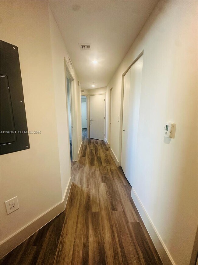 Building Photo - 817 SE 2nd Ave