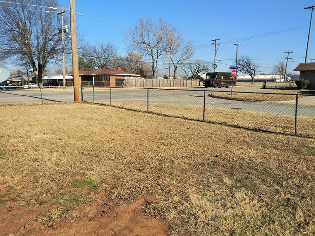 Building Photo - Lovely Duplex in Moore, OK