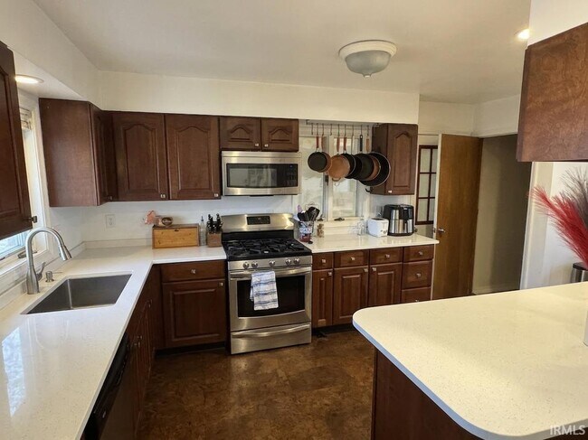 Building Photo - 209 S Hillsdale Dr