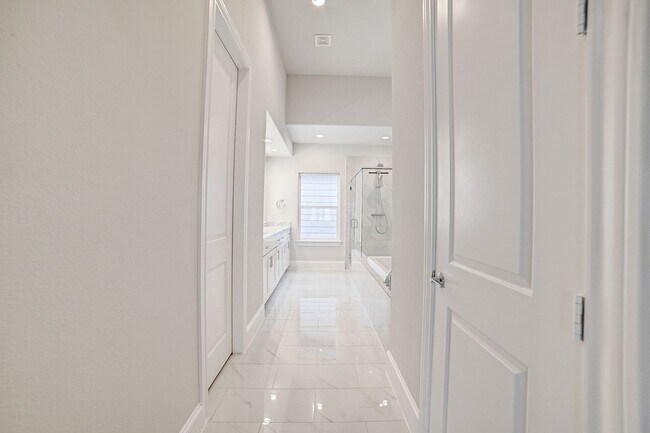 Building Photo - Stunning Modern Townhome in Central Location!