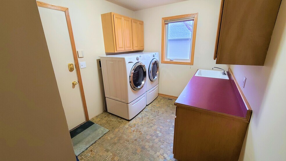 upstairs w/d room - 1480 Violet Ln