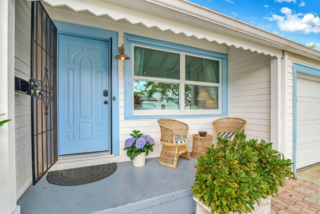 Building Photo - 1517 N Palmway