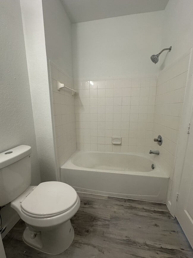 Building Photo - Beautifully Renovated 4 Bed / 2 Bath Condo in Visconti West Condominium- Water View