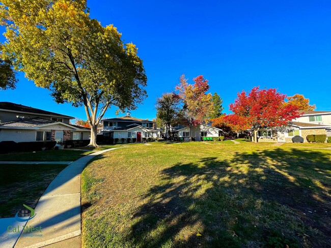 Building Photo - $2795- 2 Bed/1 Bath Remodeled two Story To...