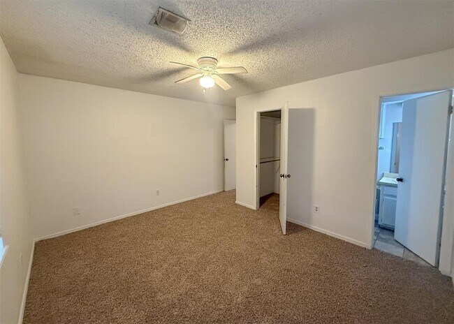 Building Photo - 733 W Perry Dr