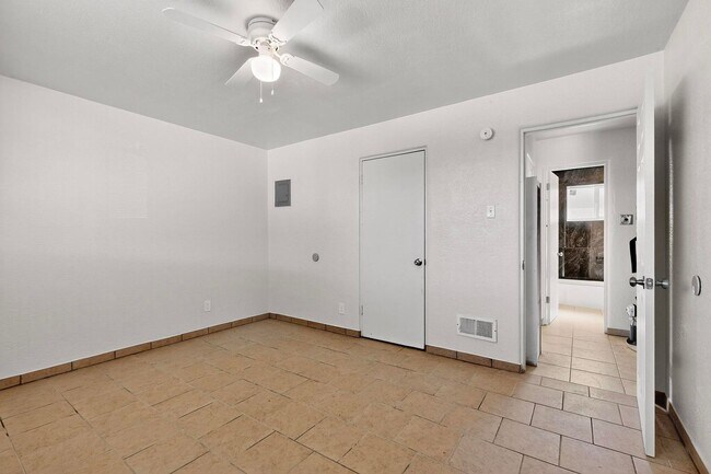 Building Photo - 540 Cardenas Dr SE