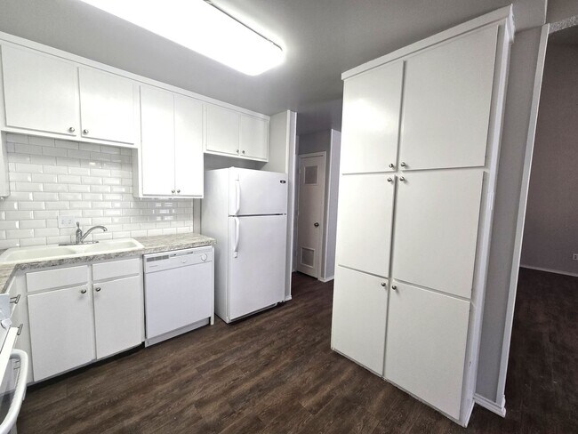 Building Photo - Awesome 2-Story 2/2/2 Townhouse in Southwe...