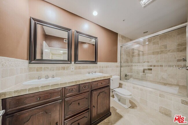 Building Photo - 937 12th St