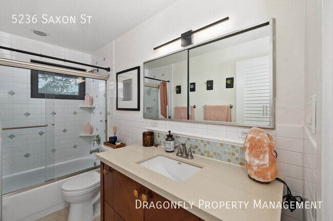 Building Photo - 5236 Saxon St