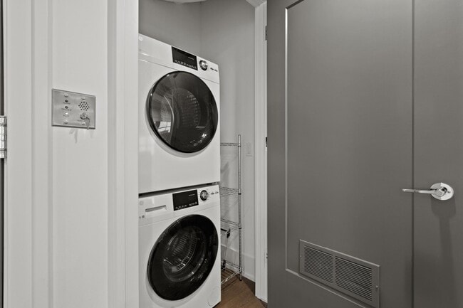 Building Photo - 932 W Eleven Mile Rd