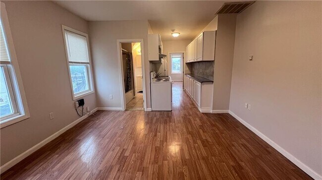 Building Photo - 10 St Mary St