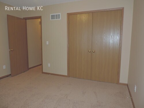 Building Photo - 2-bedroom Townhouse with Double Garage #11228