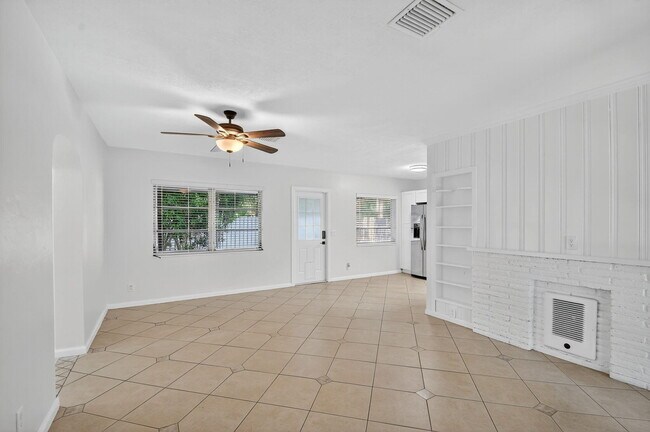 Building Photo - 5009 Spruce Ave