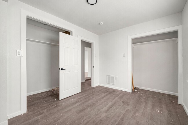 Building Photo - 404 Glenmore Dr