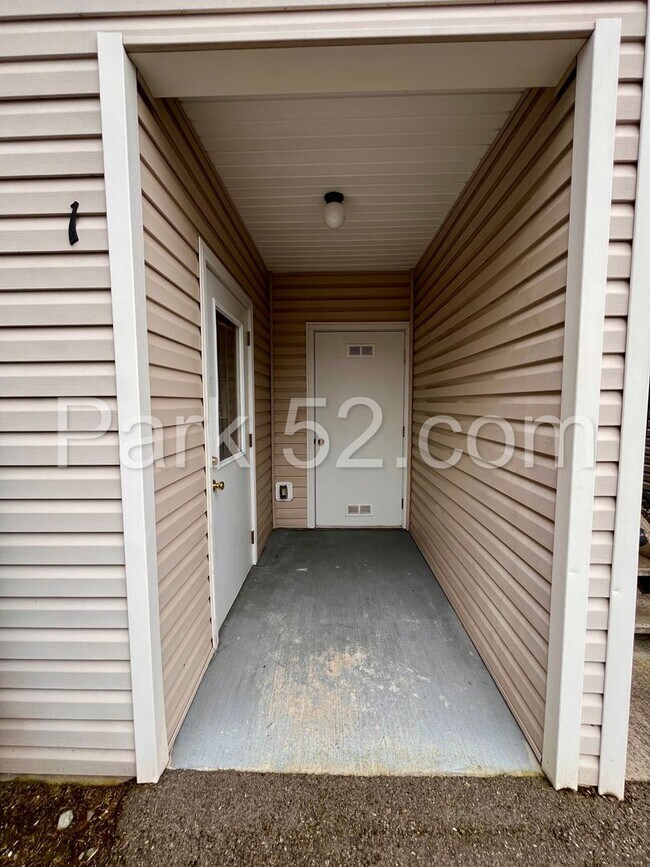 Building Photo - $300 Off First Full Month!  1 Bedroom 1 Bathroom - Ground Floor - Bonney Lake Condo - #C1