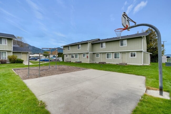 Building Photo - 402 S 5th St E