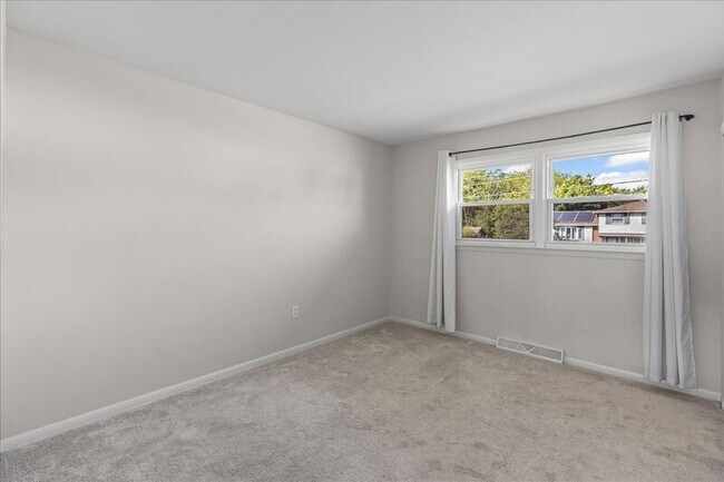 Building Photo - 116 Barclay Dr