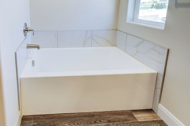 Building Photo - Brand New Spacious Townhome