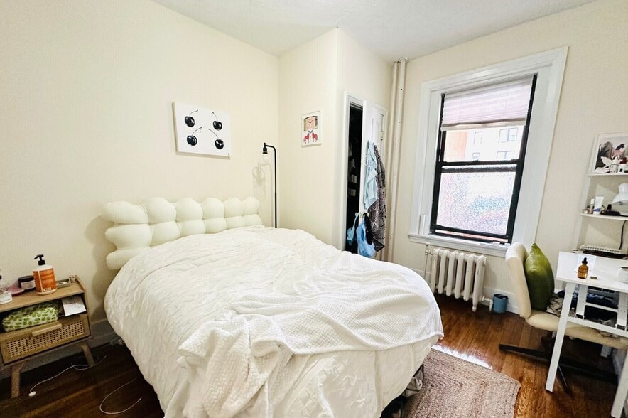 Building Photo - 452 Park Dr