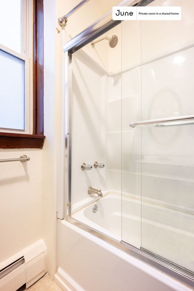 Building Photo - Private bedroom in 3 bed/1 bath Home