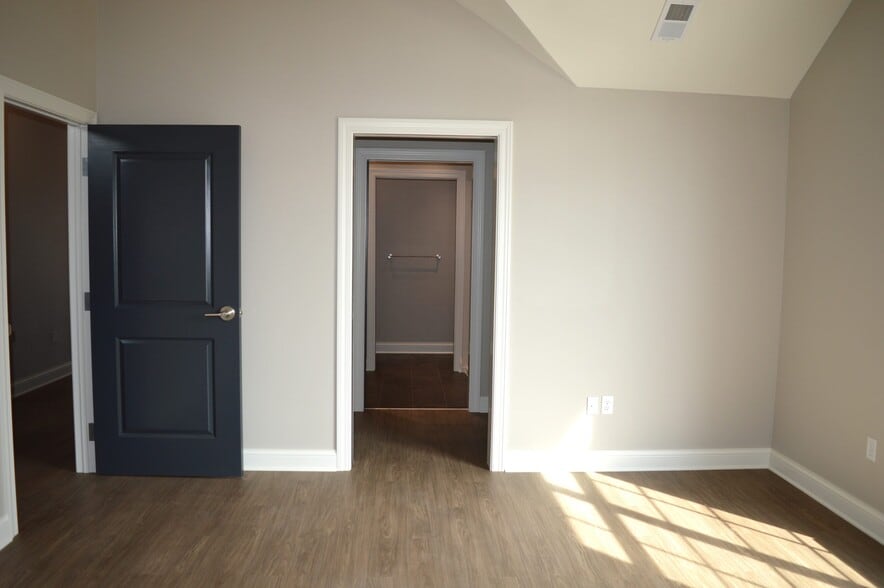 Building Photo - 100 S Washington St