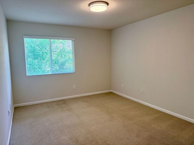 Building Photo - 5-Bed Gated Family Oasis | Prime Location & Backyard Space
