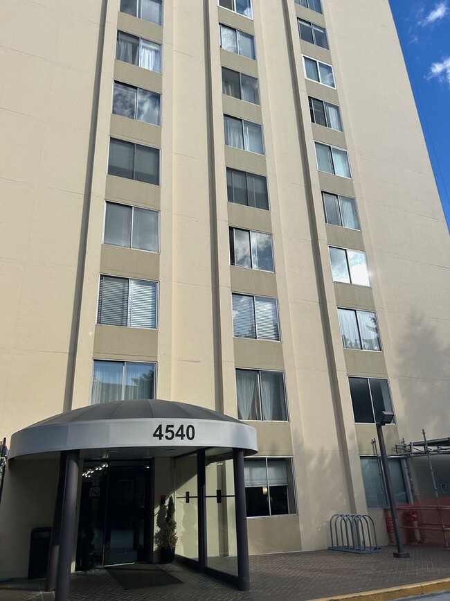 Building Photo - Fantastic 2 Bed 2 Bath Condo in the U Dist...